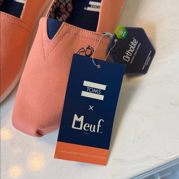 NWT Meuf x Toms Salmon Rose Classic Canvas Slip On Shoes - Picture 3 of 9